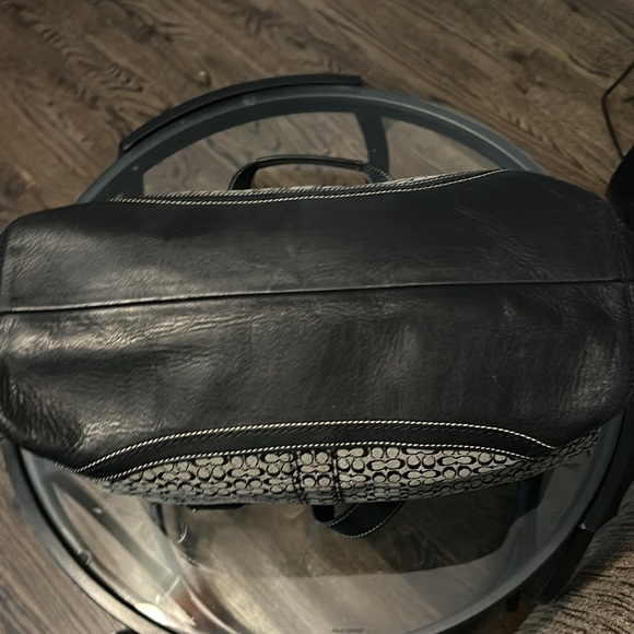 Large COACH Gallery Tote in Signature Canvas - Picture 3 of 7